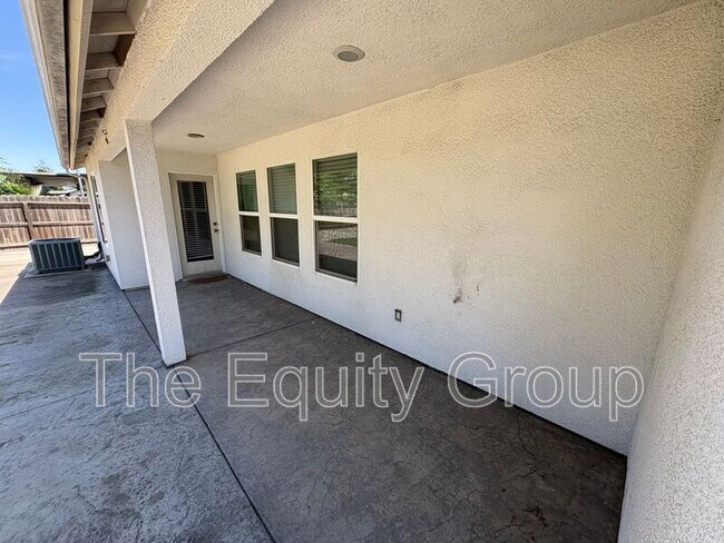 Building Photo - 3316 W Wren Ave