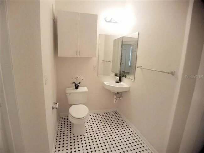 Building Photo - 860 N Orange Ave