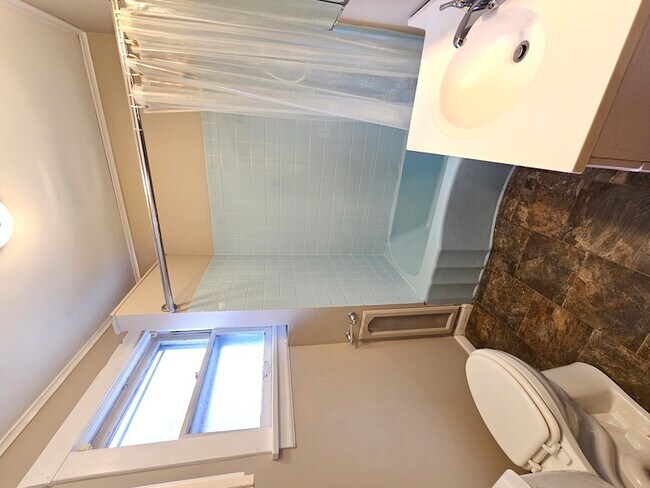 Building Photo - 211 Edwards Ave