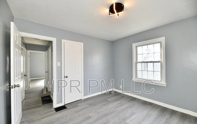 Building Photo - 3910 E 34th St