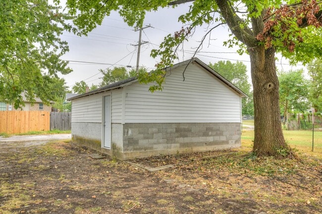 Building Photo - 2123 S Porter Ave