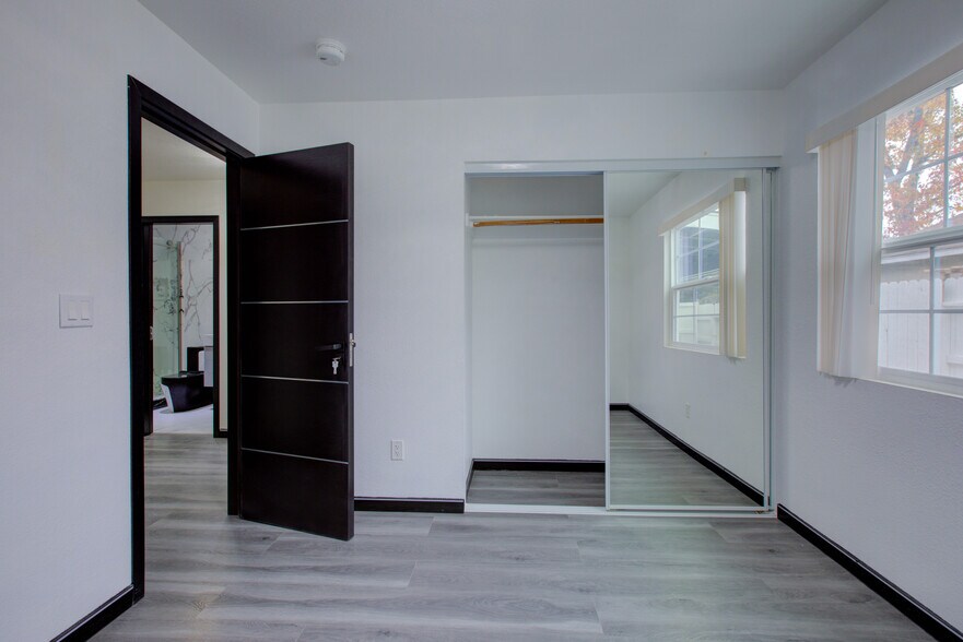 Building Photo - 9855 Douglas Ave