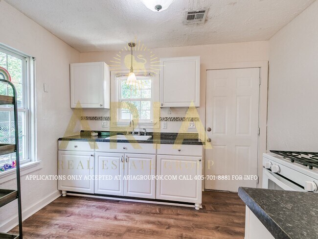 Building Photo - Adorable Remodeled 1 Bed/1 Bath Cottage! C...
