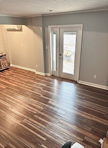 Living room with entrance from deck - 56 Beverly Rd W