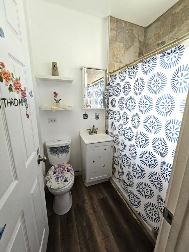 Building Photo - 454 S Des Plaines St