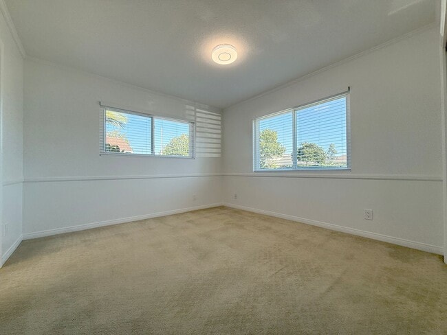 Building Photo - 4 Bed + 3 Bath +2 Car