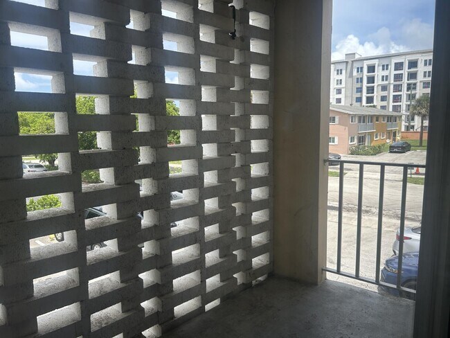 Building Photo - 1500 Crescent Cir