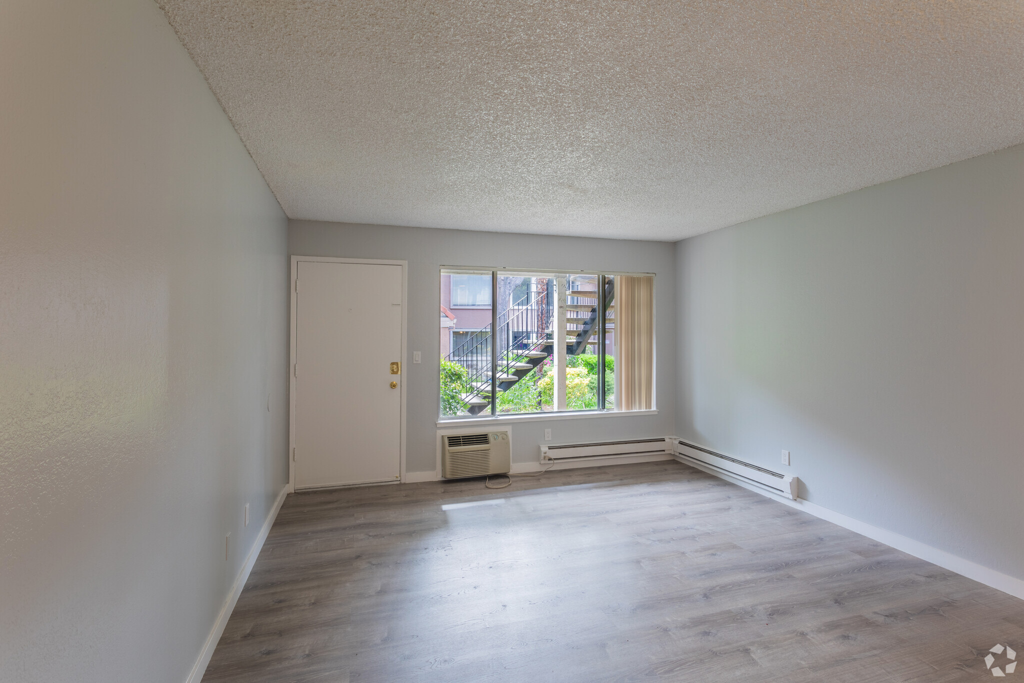 Living Room/Entrance - Del Coronado Apartments