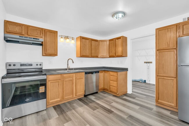 Building Photo - 420 Douglas Dr