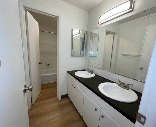 Building Photo - DESIRABLE MILLWOOD NEIGHBORHOOD ON TREE LI...