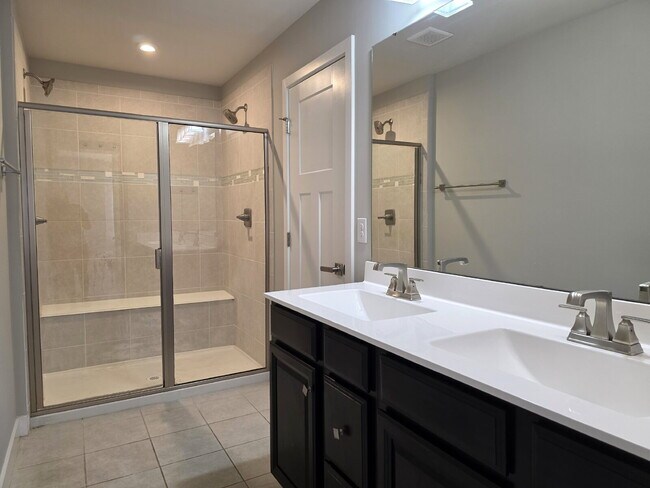 Building Photo - 3 Bedroom, 2.5 Bath End Unit Townhome on C...