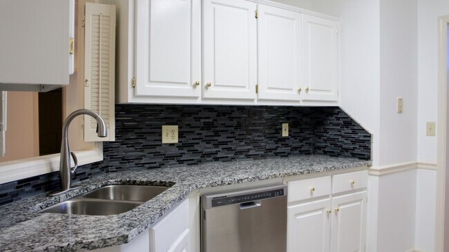 Building Photo - 3304 Chariot Ct