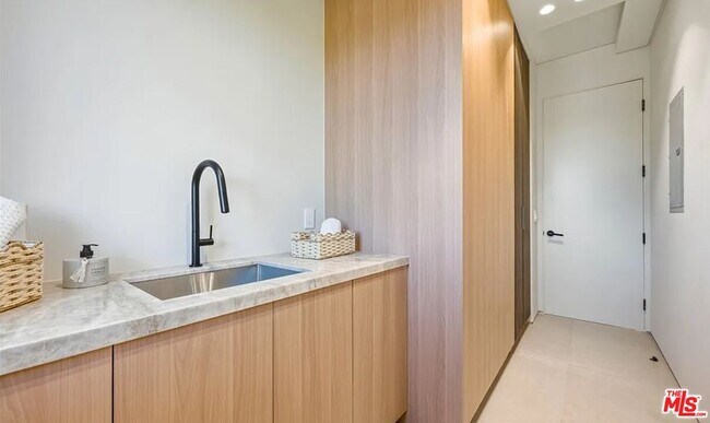 Building Photo - 4900 Valjean Ave