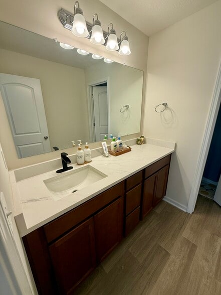 Guest Full Bath - 2062 Broccoli Dr