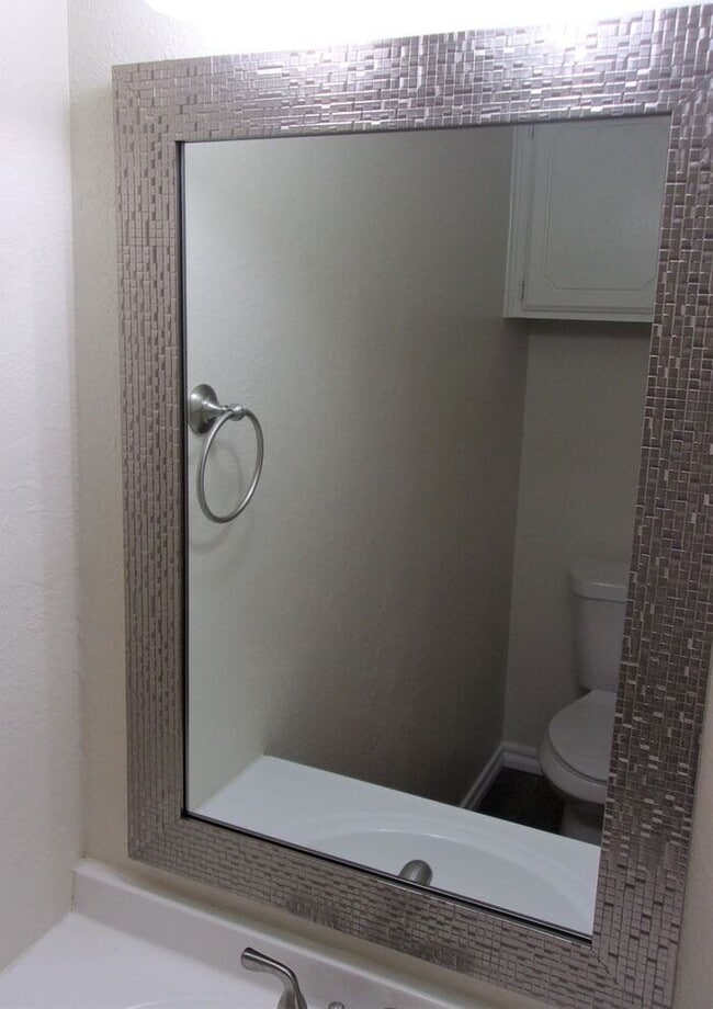 Building Photo - 2 BED 1.5 BATH TWO STORY TOWNHOUSE- WARR A...