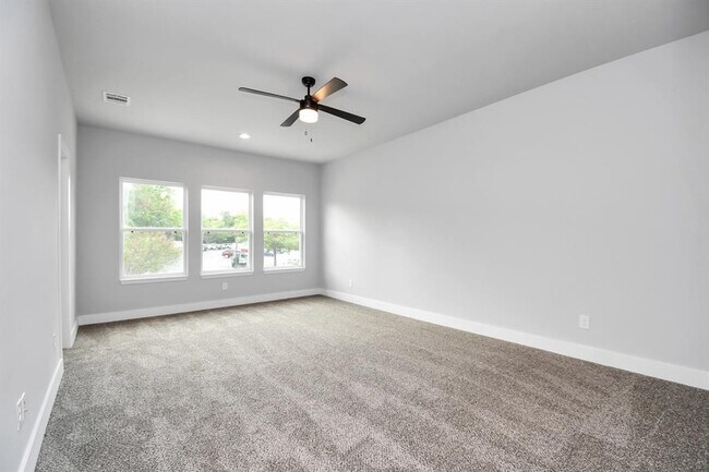 Building Photo - 3814 Lakewood Dr