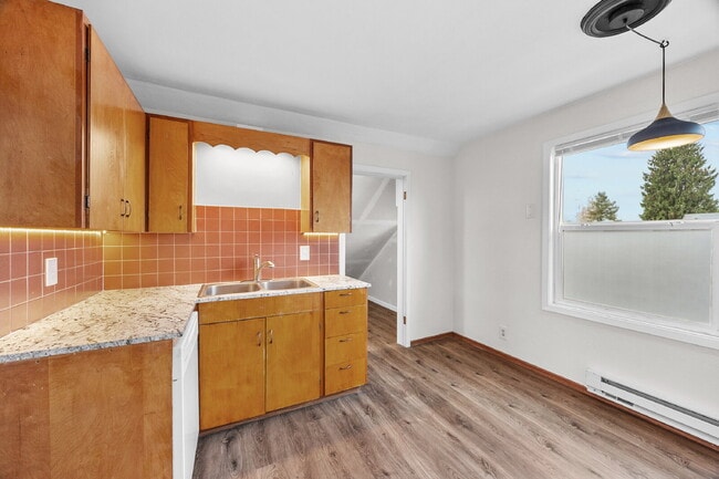 Building Photo - Adorable upper-floor "duplex." 1 brm,  Washer/Dryer, Driveway parking for up to 3 vehicles. Inclu...