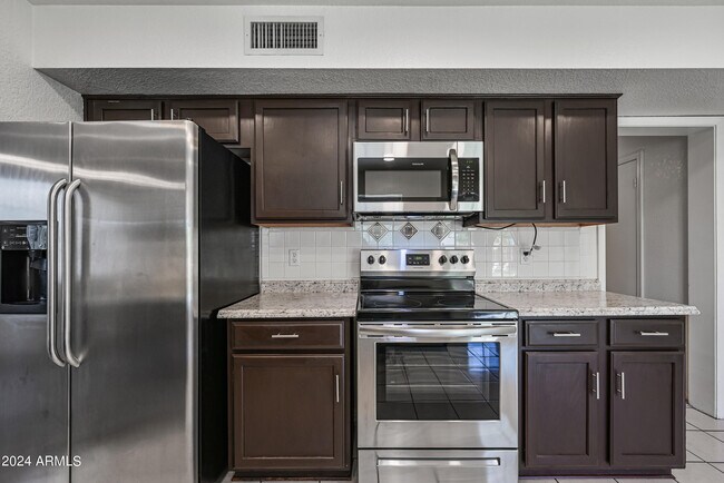 Building Photo - 3222 E Wickieup Ln