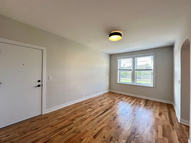 Building Photo - 659 W Wrightwood Ave