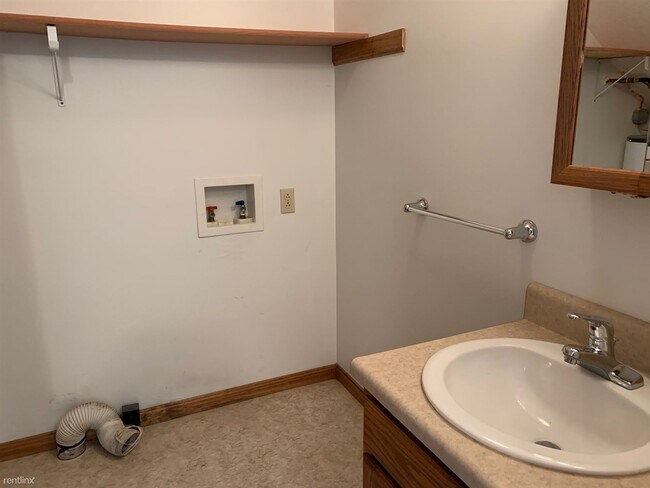 Building Photo - 2 br, 1.5 bath Duplex - 9 Gifford St Apt 1