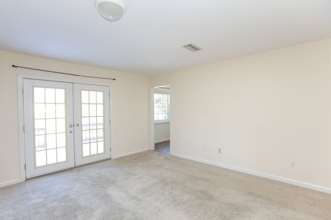 Building Photo - Spacious 4BR Home with a Fenced Yard & Jetted Tub