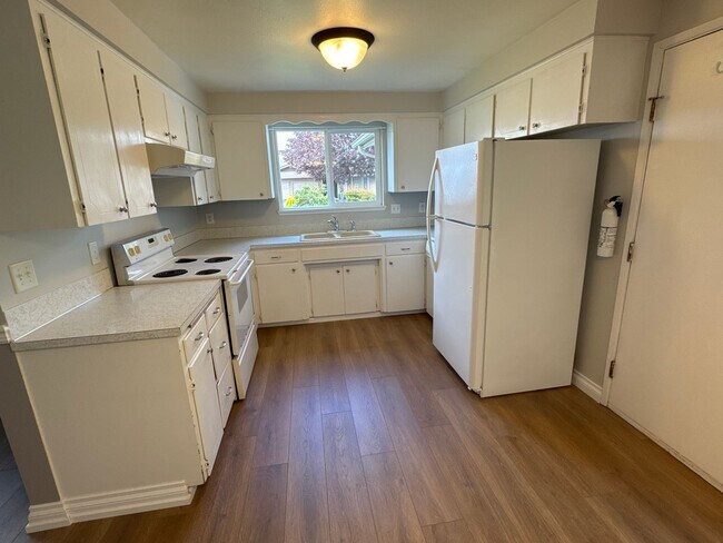 Building Photo - Peaceful Albany Home with Private Yard