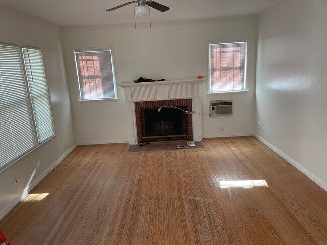 Building Photo - 1735 S Bundy Dr