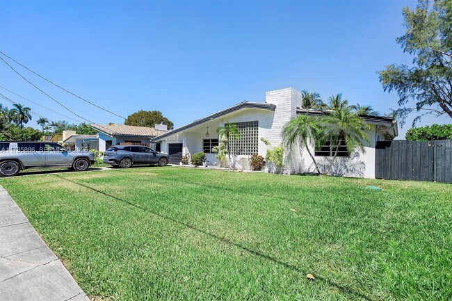 Building Photo - 2541 NE 195th St