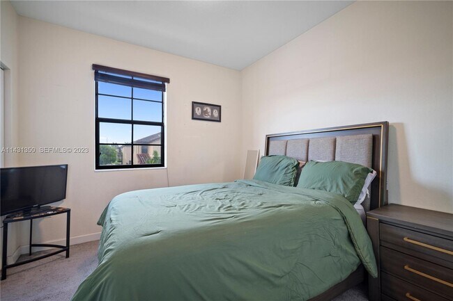 Building Photo - 705 SE 13th Street Cir