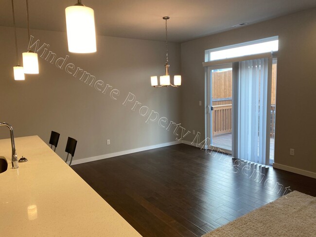 Building Photo - 3-Level Home with Garage and Primary Suite