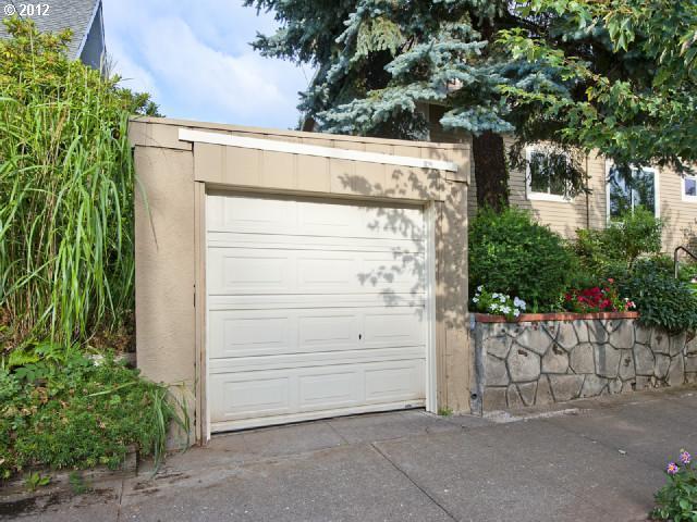 Building Photo - Remodeled Portland 3 Bd/2 Bth Craftsman Home.