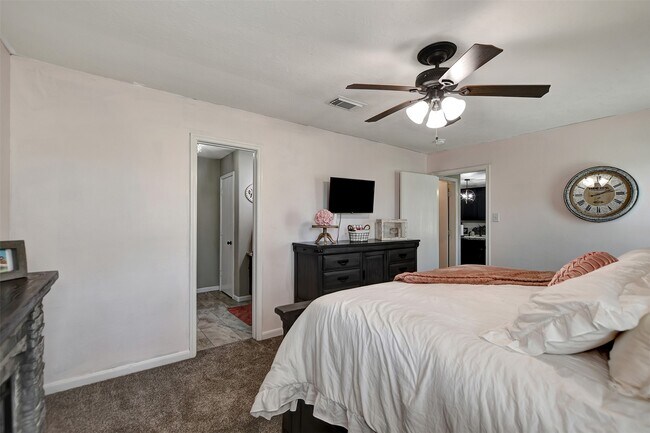 Building Photo - 25401 Hunting Trail