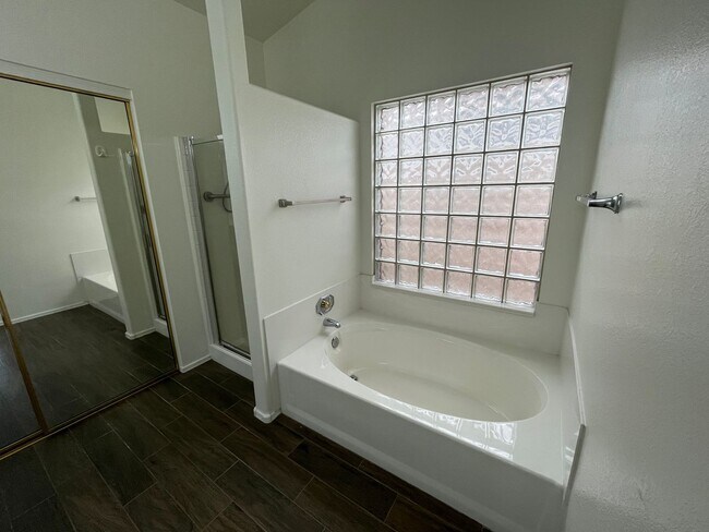 Building Photo - 4 Weeks of Free Rent! - Three bedroom Sing...