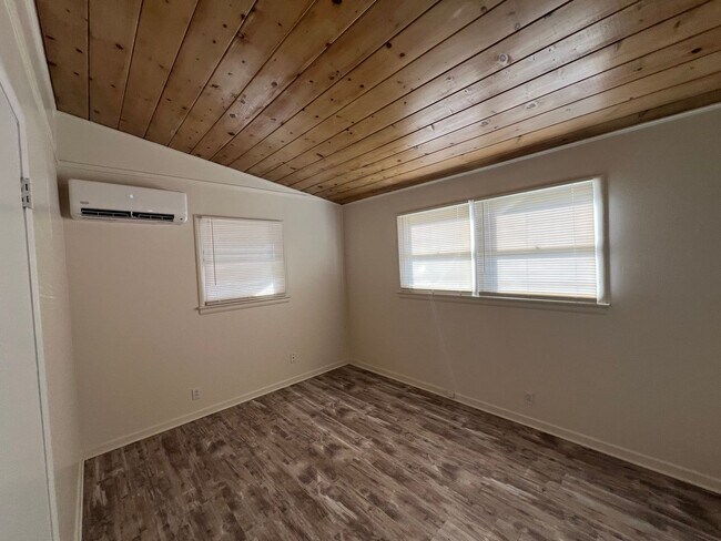 Building Photo - 4268-3t - 465/467 NE Baker