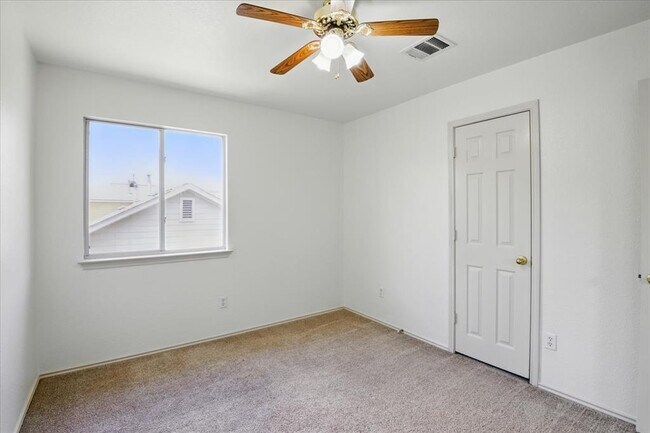 Building Photo - 508 Crater Lake Dr