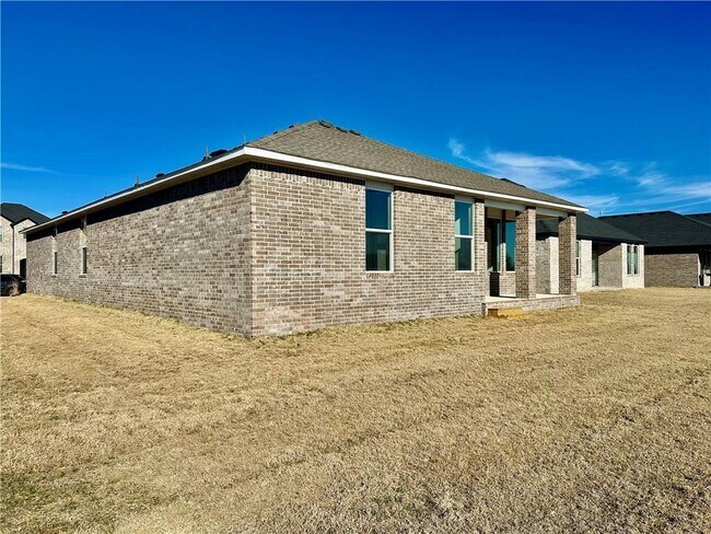 Building Photo - 2421 Longfellow Dr