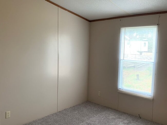 Building Photo - Available Now! 3 bed 2 bathroom