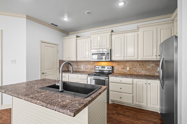 Building Photo - Beautifully Updated 3-Bed, 2-Bath, 2-Car Garage Duplex in Prime Lubbock Location!