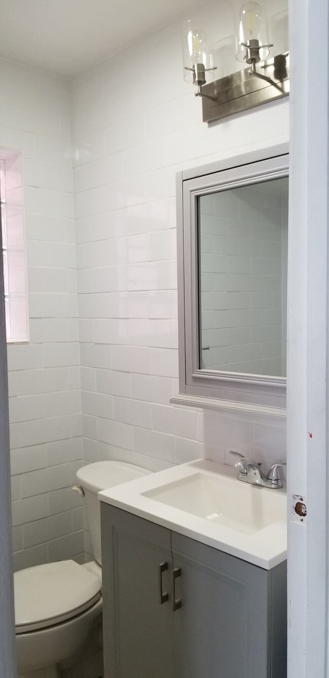 Main bathroom - 3513 N Kolmar Ave