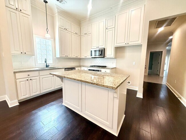 Building Photo - Spacious 4 bedroom 2 bathroom home for rent!