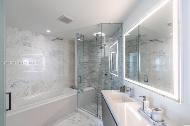 Building Photo - 851 NE 1st Ave