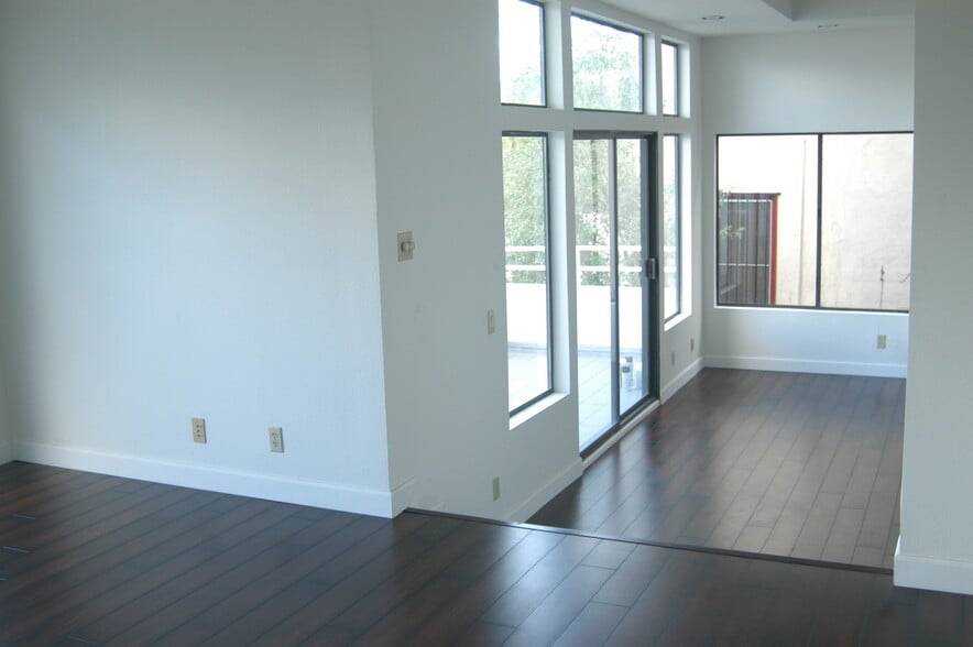 Building Photo - 1425 Columbia Dr