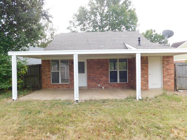 Building Photo - 5539 Bradley Dr