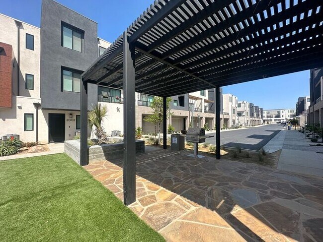 Building Photo - Modern 3BR Townhome in Ocean View Hills with Attached Garage & Open Floor Plan