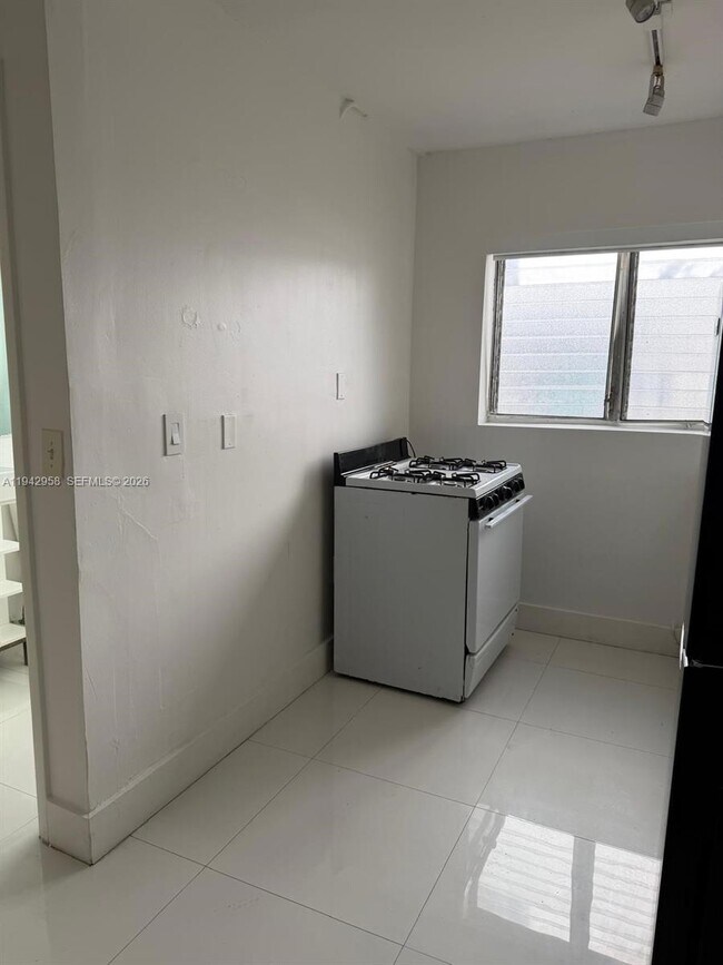 Building Photo - 825 Euclid Ave