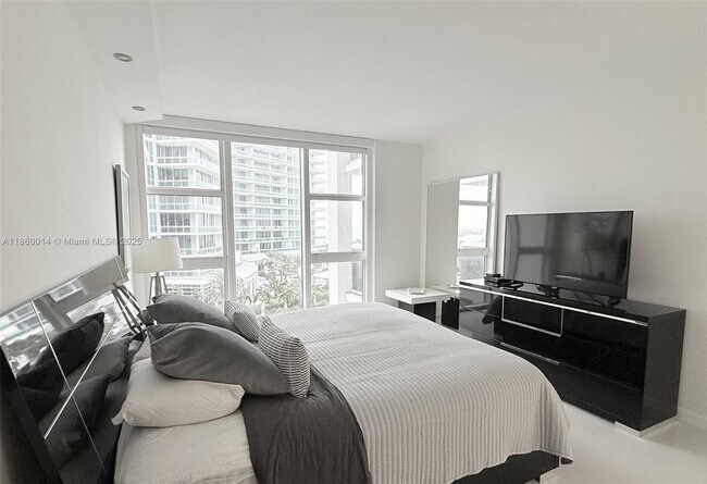 Building Photo - 10275 Collins Ave