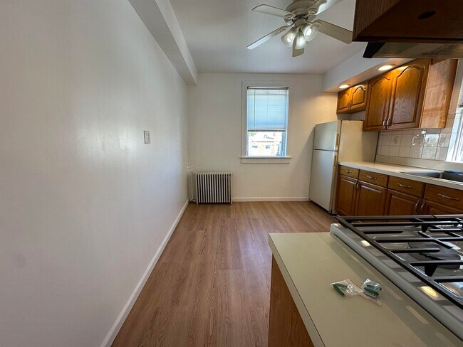Building Photo - 79 W 52nd St