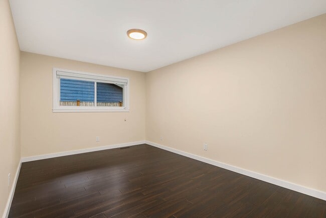 Building Photo - Newly remodeled Woodinville Rambler Beauty!!