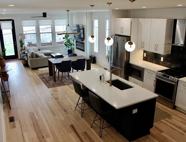 Building Photo - Modern Downtown Nashville 4 Bed, 3.5 Bath Home with Designer Finishes and Fully Fenced Backyard