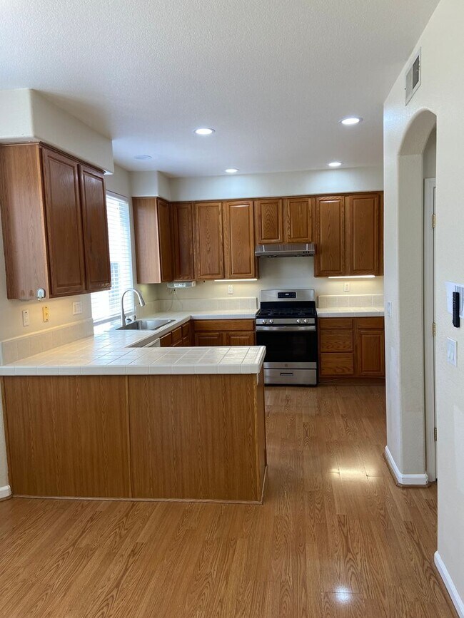 Building Photo - Spacious 4Bdrm, 2.5 bath off Sheldon & Hwy 99